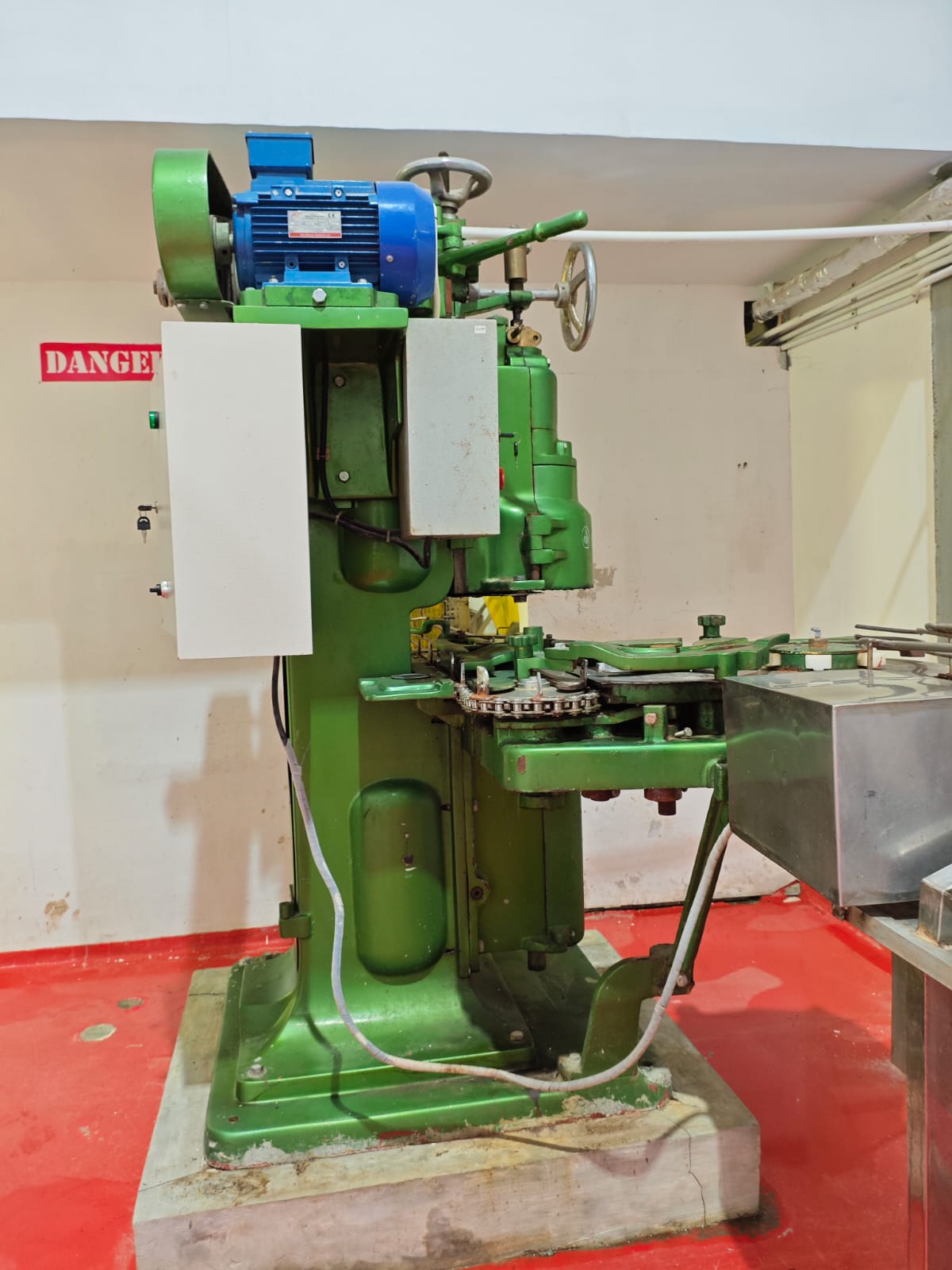 Mesin Penutup Kaleng